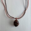 edelsteensieraad sieraad hanger edelsteen krachtsteen versteend hout aarding moeder aarde hier en nu krachtkaarten.nl met caracter carine braakenburg van backum uniek handgemaakt eerste chakra roodbruid aardetinten